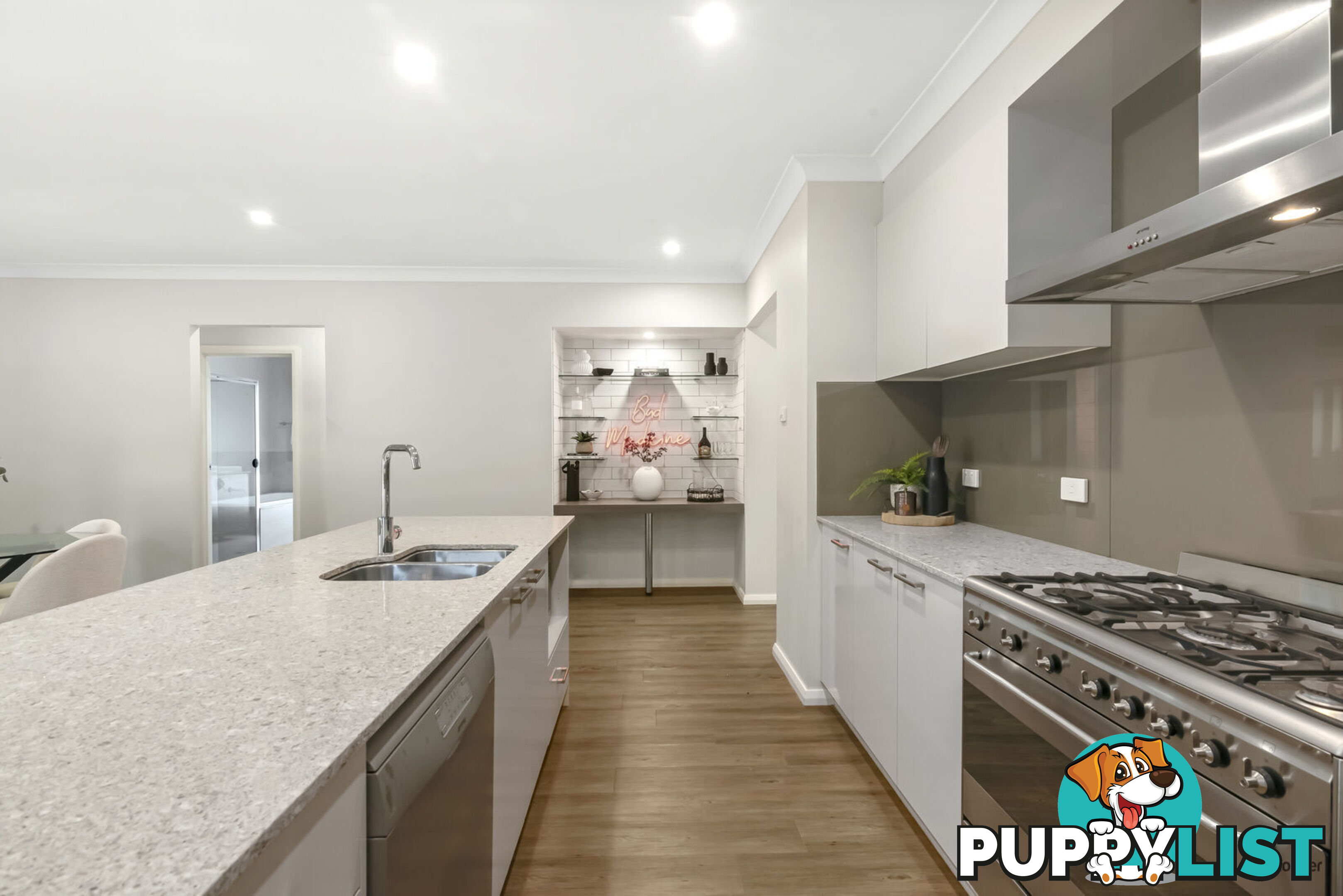 33 Sapphire Place ELANORA QLD 4221