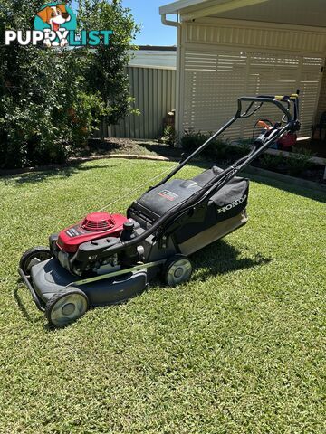 Honda HRU216M2 Self Propelled Lawnmower