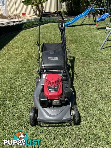 Honda HRU216M2 Self Propelled Lawnmower