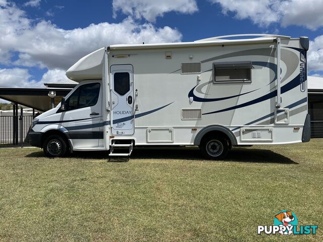 2015 Sunliner Holiday H507 Motor Home with large slide out