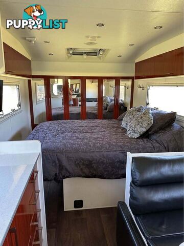 Spacious, perfectly maintained 2012 New Age OZ CLASSIC