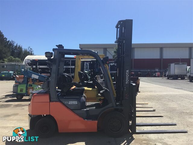 Toyota 32-8FG25 Counterbalance Forklift