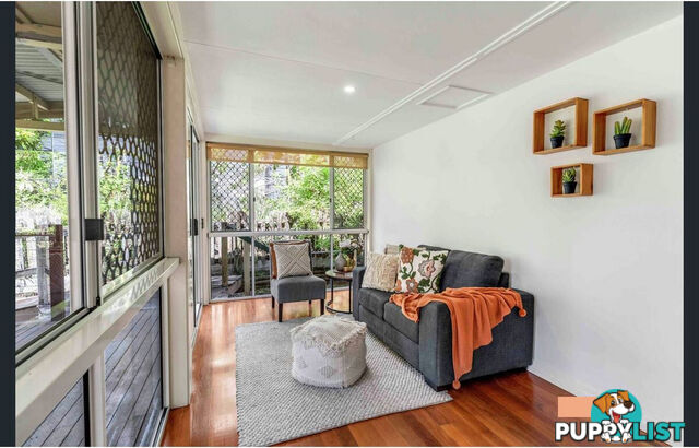 207 CHATSWORTH Road Coorparoo QLD 4151