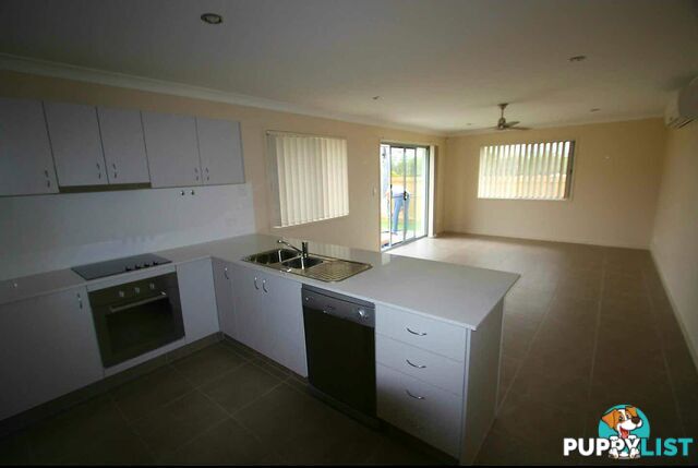 7 Benjamin Street PIMPAMA QLD 4209