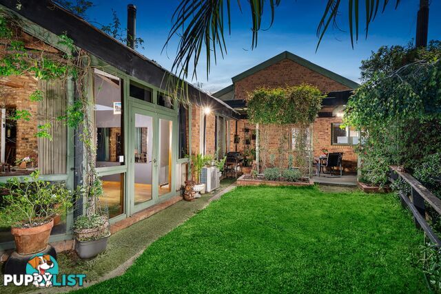 4 Yellowstone Close ROWVILLE VIC 3178