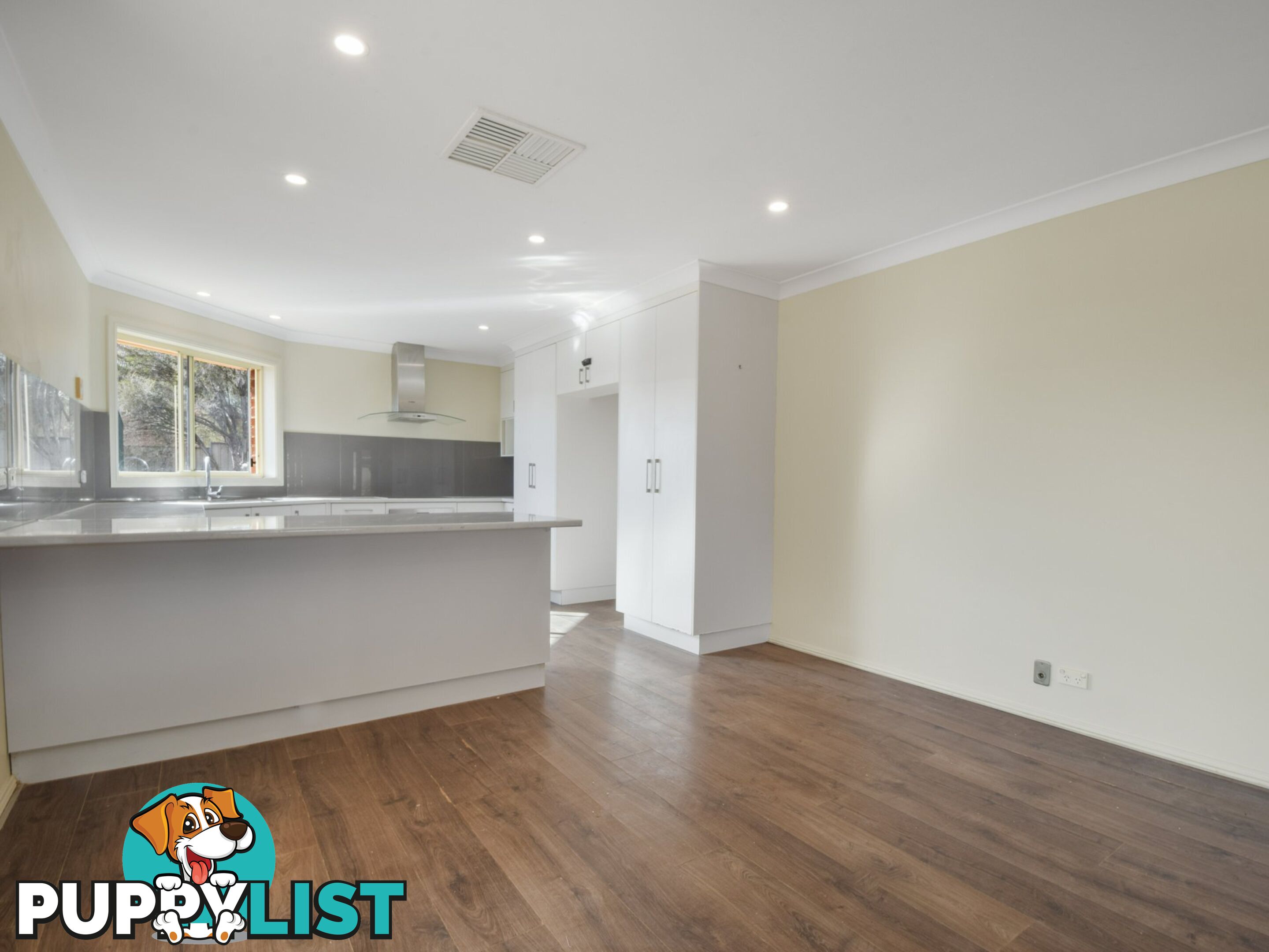 30 Pineview Crt YOUNG NSW 2594