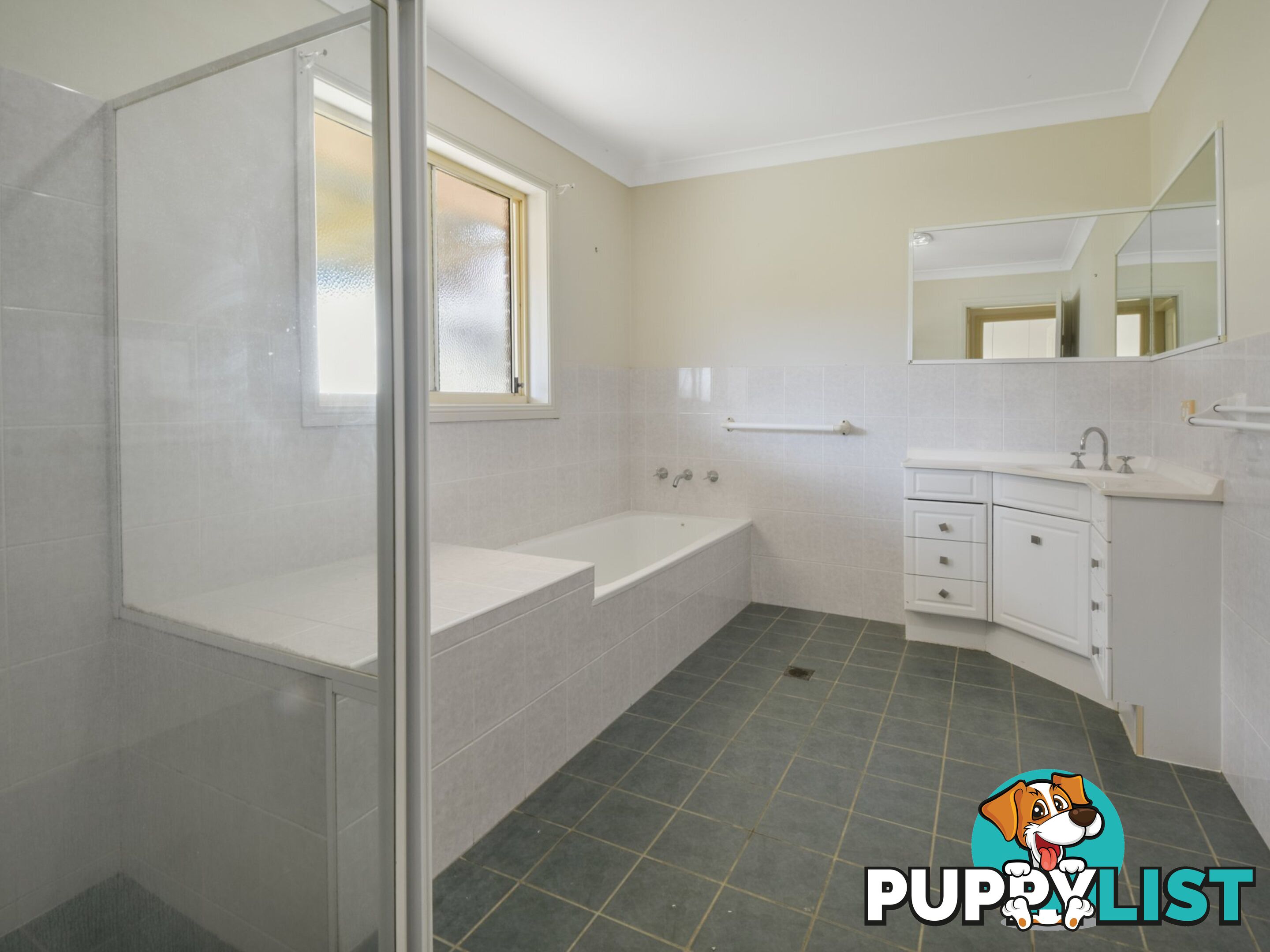 30 Pineview Crt YOUNG NSW 2594