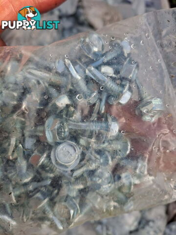 Bulk self tapping screws