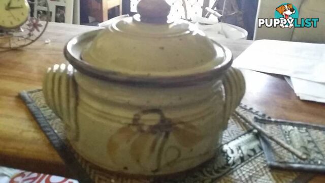 Pottery style casserole dish