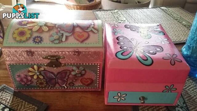 3 young girls jewelry boxes