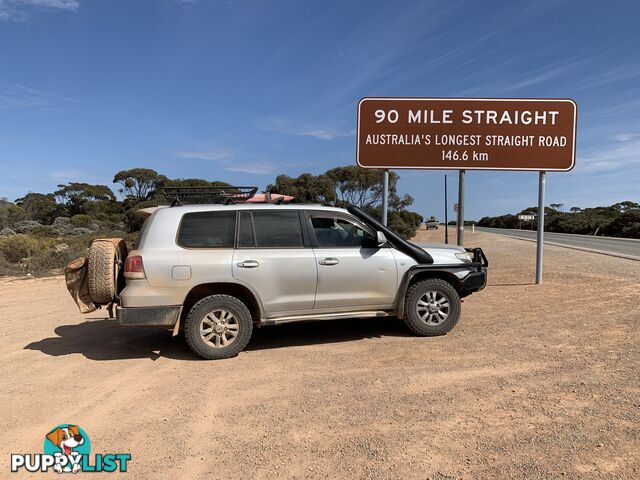 200 series Landcruiser V8