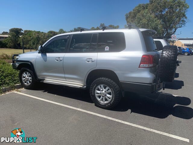 200 series Landcruiser V8