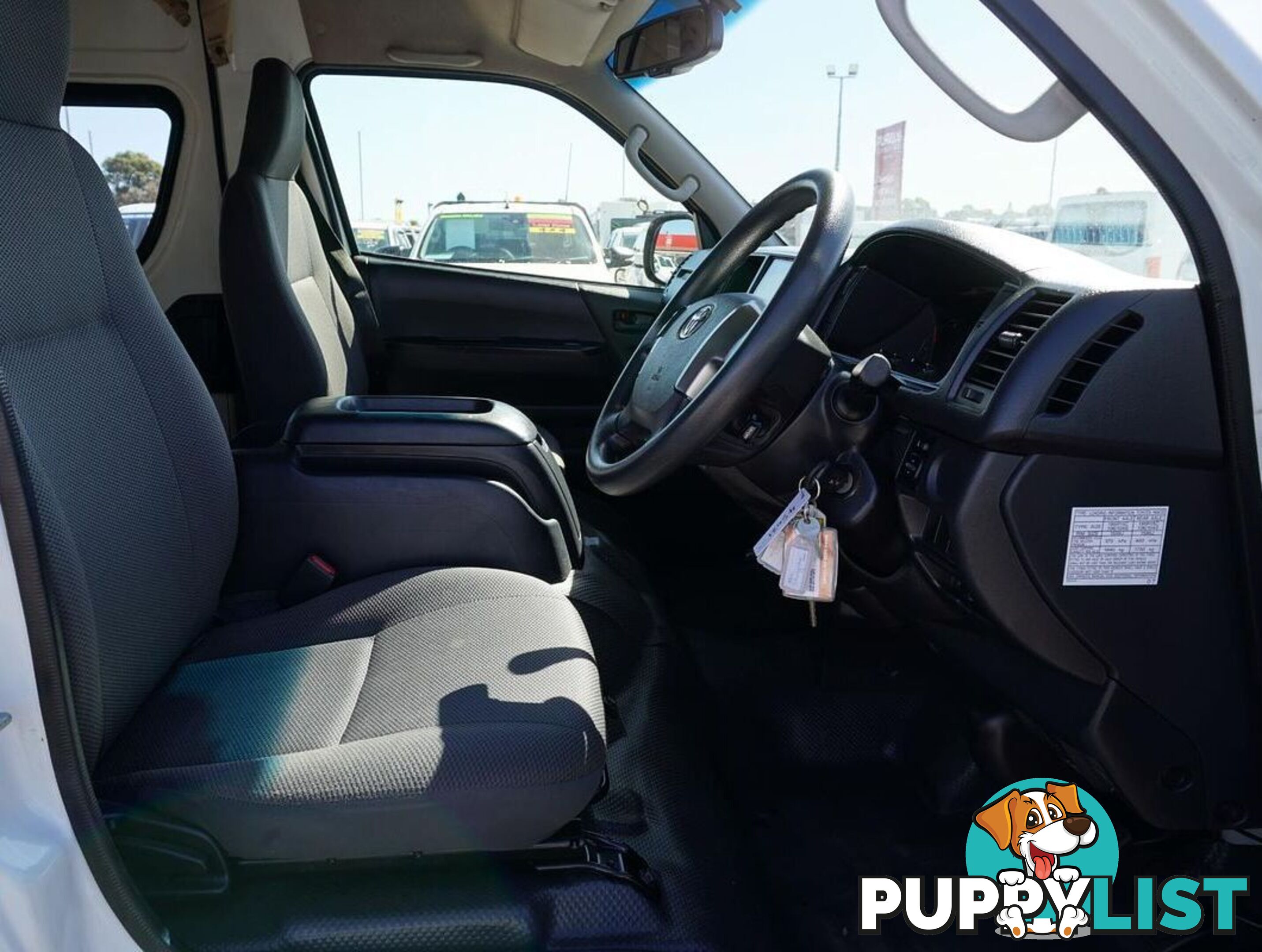2018 TOYOTA HIACE  TRH221R 