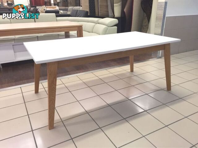 MATTE WHITE LACQUERED EXTENDABLE DINING TABLE WITH OAK LEGS