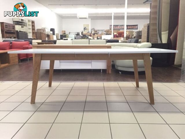 MATTE WHITE LACQUERED EXTENDABLE DINING TABLE WITH OAK LEGS