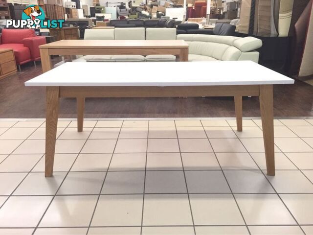 MATTE WHITE LACQUERED EXTENDABLE DINING TABLE WITH OAK LEGS