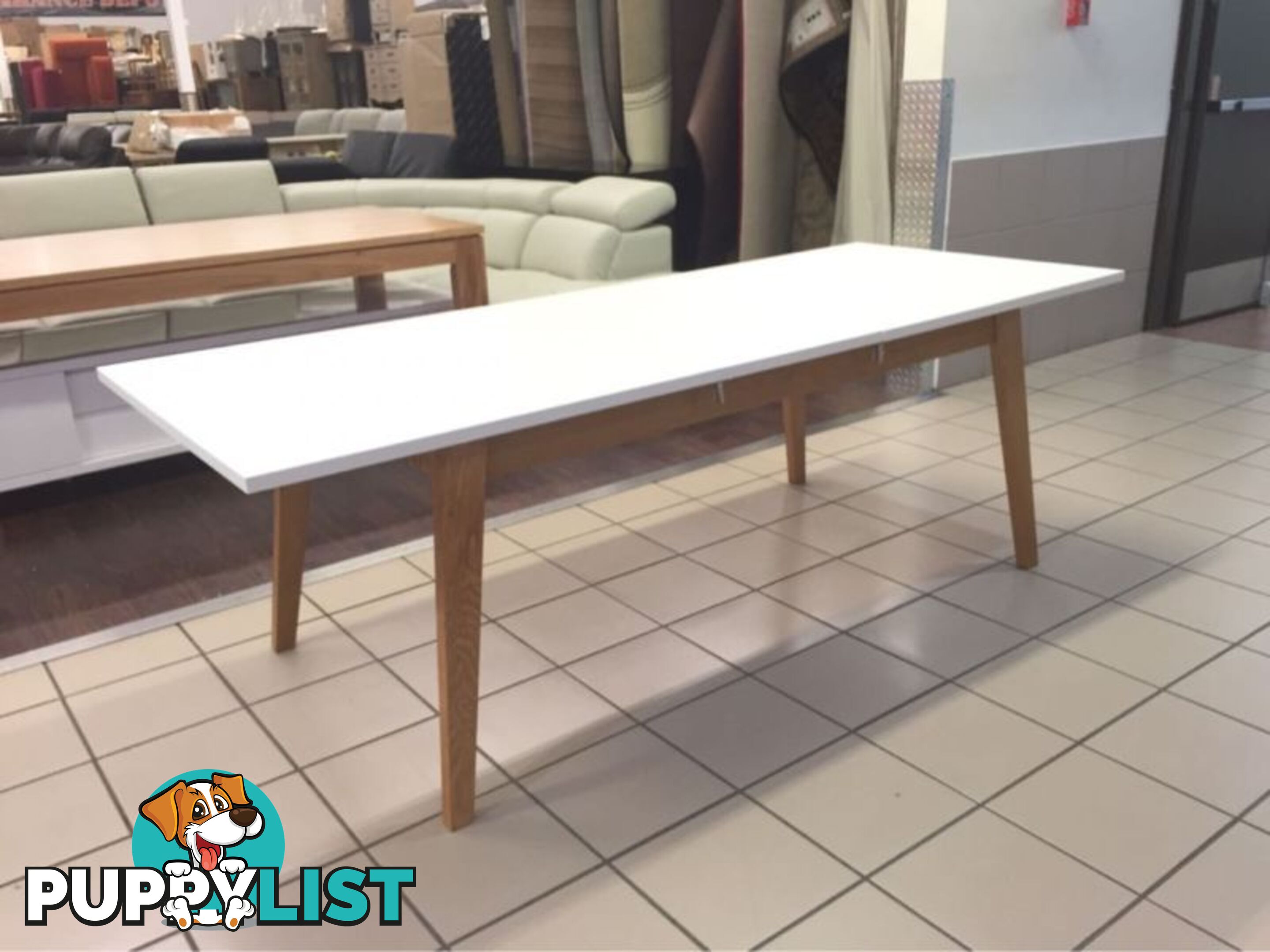 MATTE WHITE LACQUERED EXTENDABLE DINING TABLE WITH OAK LEGS