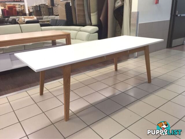 MATTE WHITE LACQUERED EXTENDABLE DINING TABLE WITH OAK LEGS