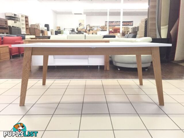 MATTE WHITE LACQUERED EXTENDABLE DINING TABLE WITH OAK LEGS