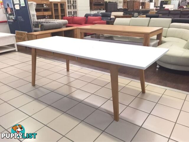 MATTE WHITE LACQUERED EXTENDABLE DINING TABLE WITH OAK LEGS