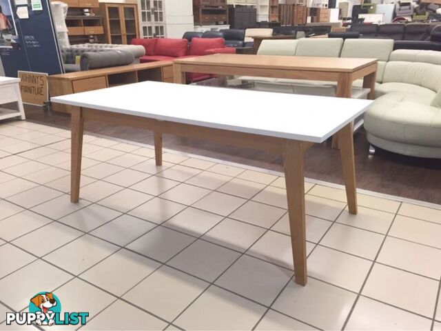 MATTE WHITE LACQUERED EXTENDABLE DINING TABLE WITH OAK LEGS