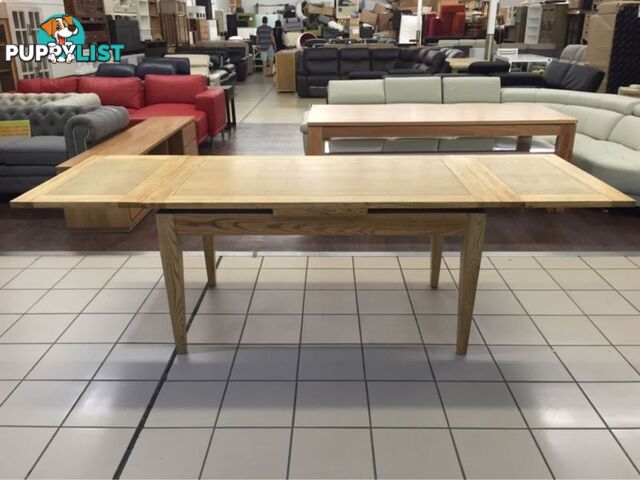 OAK EXTENDABLE DINING TABLE