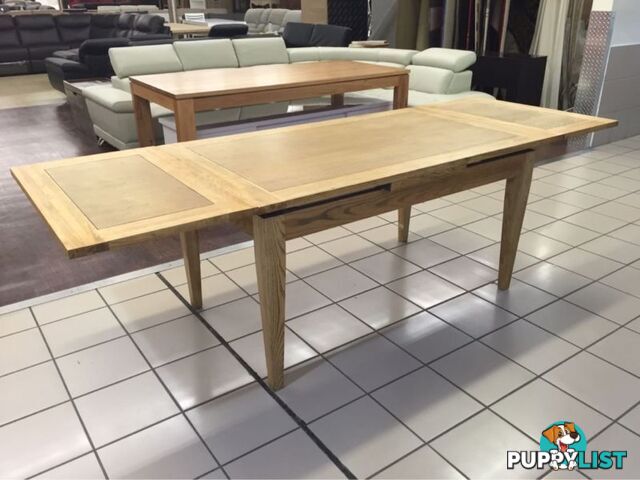 OAK EXTENDABLE DINING TABLE