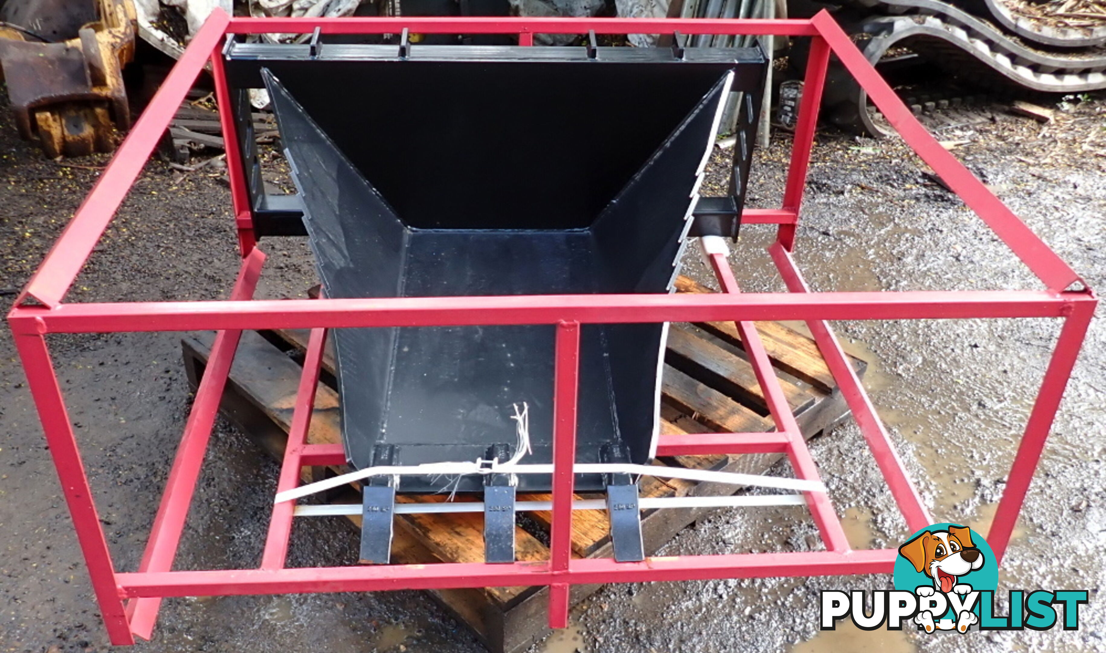 New Landy Skid Steer & Track Loader Tree Stump Removal Scoop Bucket