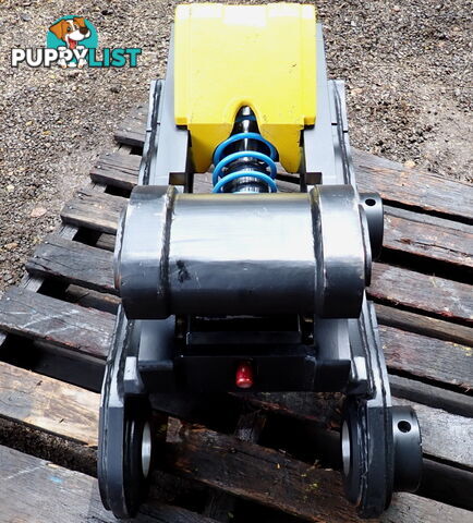 90mm pin Hitch grabs 80 & 90mm buckets, New Doherty D-Lock Quick Hitch