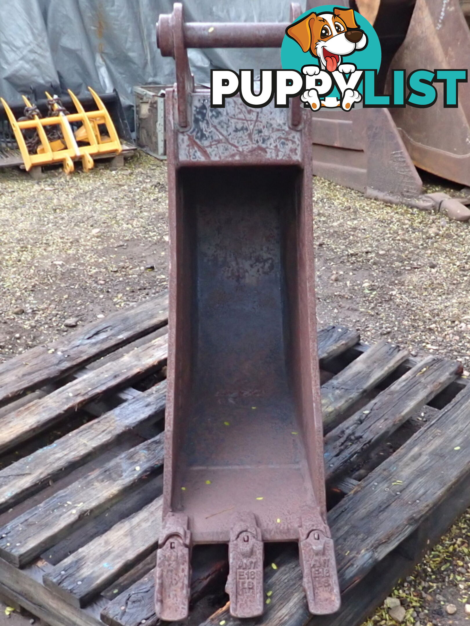 Barely Used 4-10 ton (45mm pin) 300mm OZ Buckets Excavator Trenching, Case, New Holland