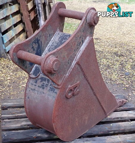 Barely Used 4-10 ton (45mm pin) 300mm OZ Buckets Excavator Trenching, Case, New Holland