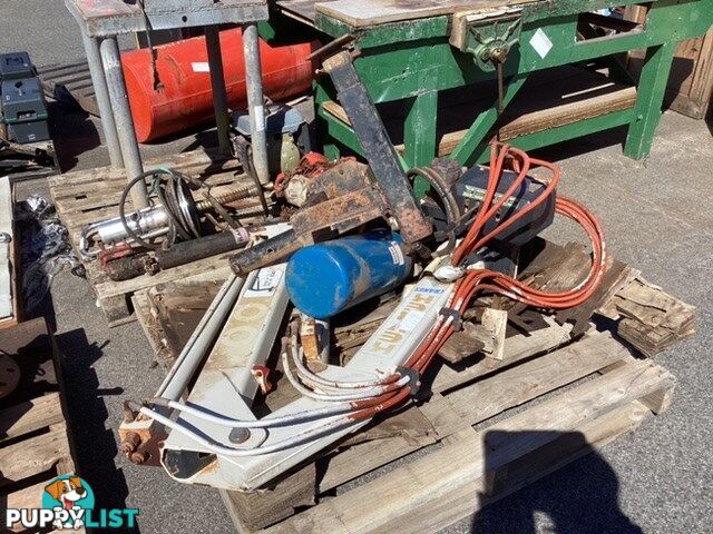 Pallet with Crane