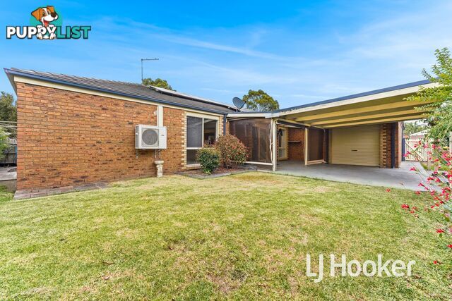 16 Sir Thomas Drive PAKENHAM VIC 3810