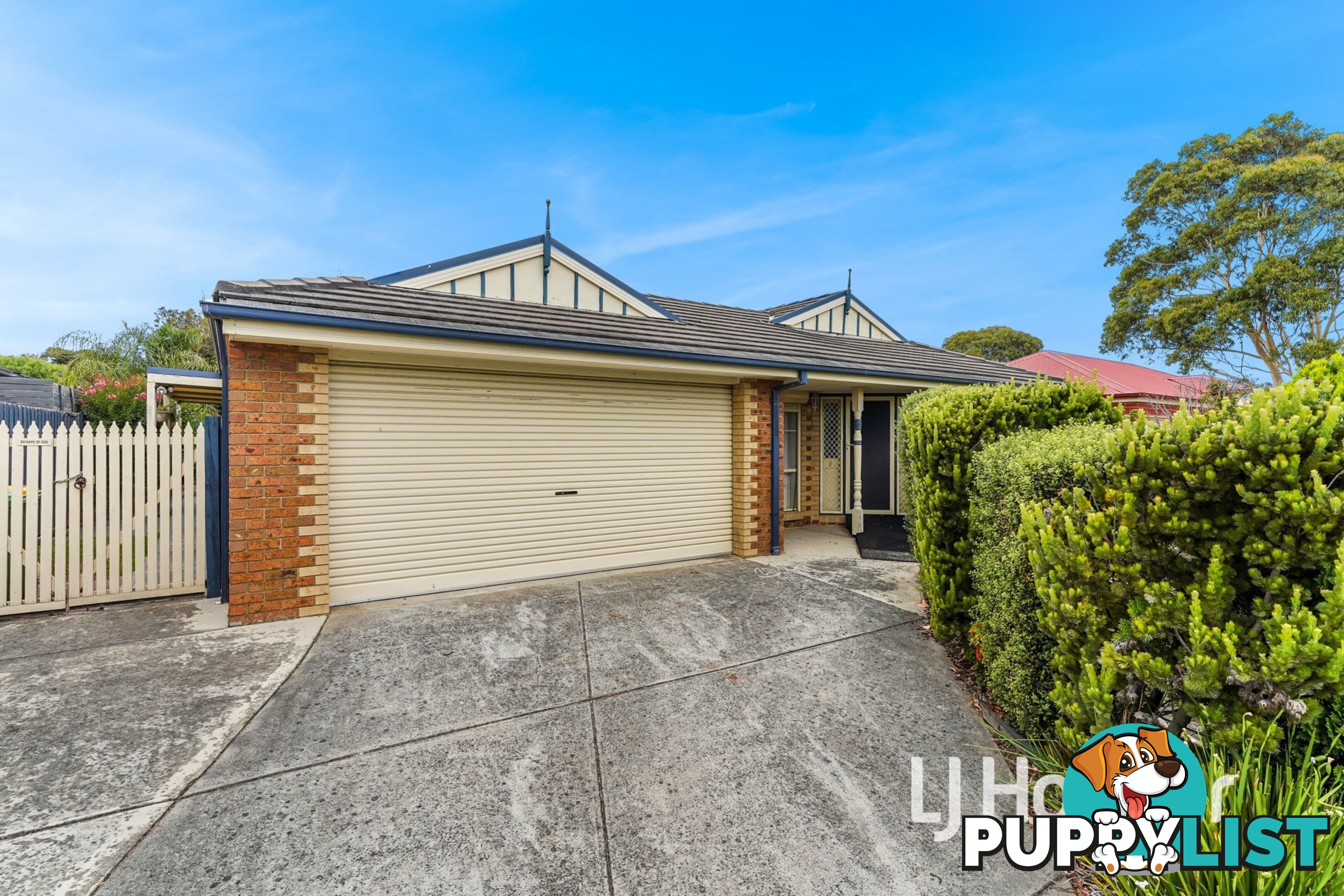 16 Sir Thomas Drive PAKENHAM VIC 3810