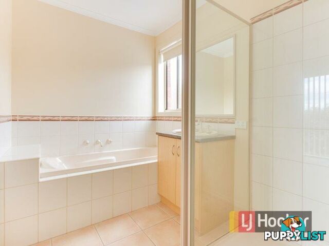 2/5 Glenda court PAKENHAM VIC 3810