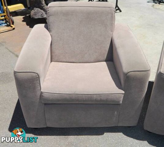 Stylish Lanfranco Lounge Suite. 3 Seater and Single Seater