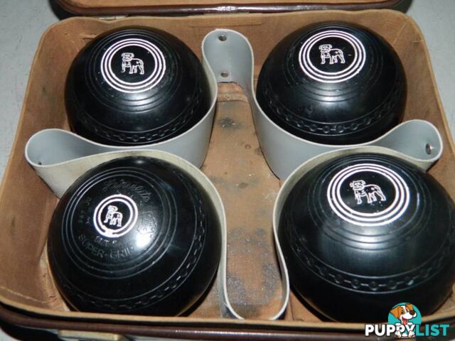 Set of 4 Henselite Size 5 Lawn Bowls with carry case