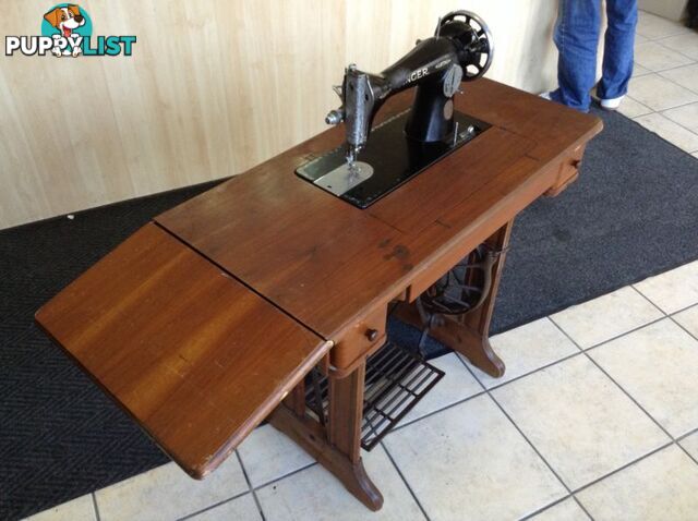 Antique Vintage Singer Sewing Machine with Bench