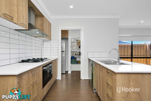 9 Farmingdale Street MANOR LAKES VIC 3024