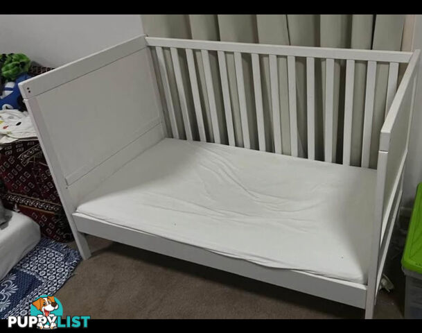 Baby cot can be changed to toddler bed