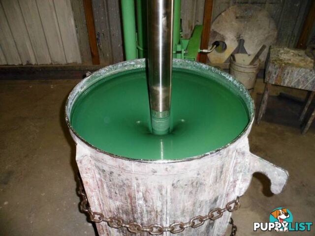 GREEN PAINT 200 LITRE DRUM WATER BASED ACRYLIC MATT FINISH