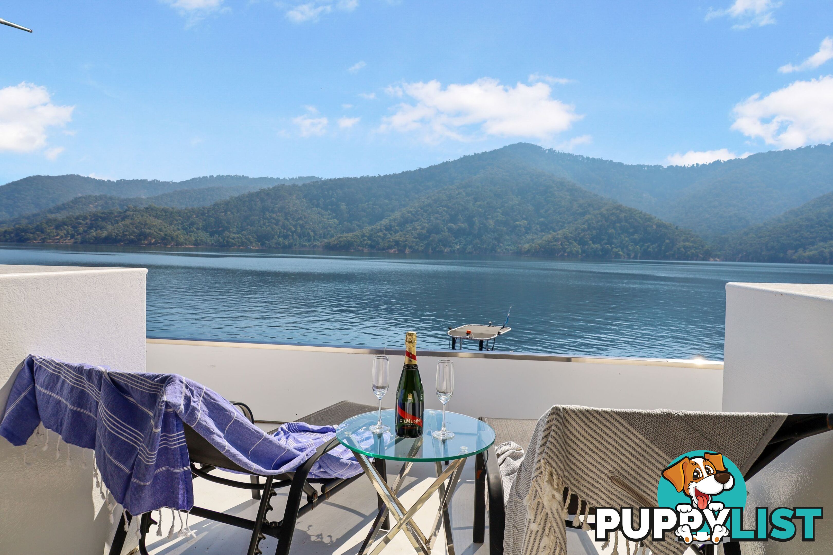 Sorrento Houseboat Holiday Home on Lake Eildon