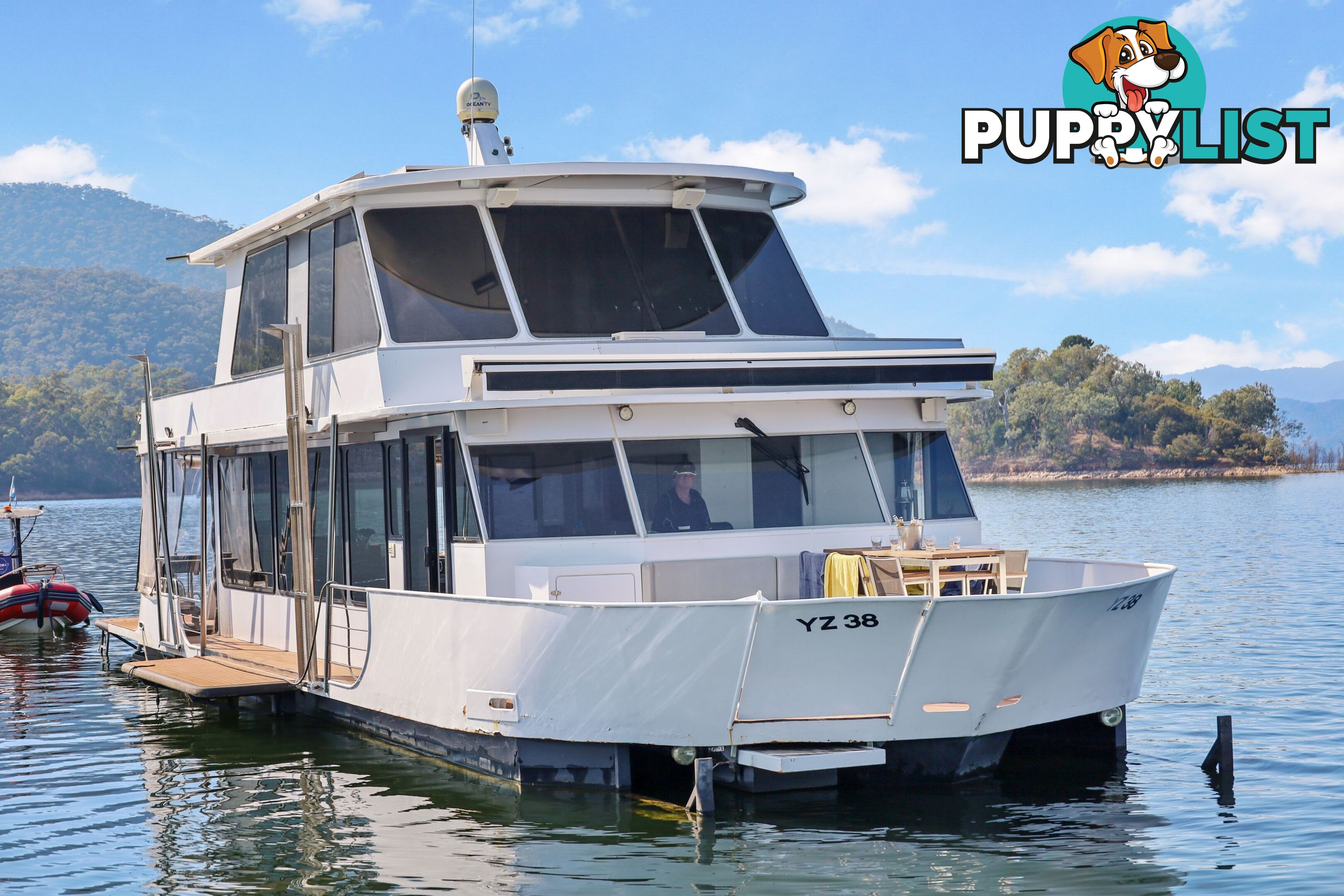 Sorrento Houseboat Holiday Home on Lake Eildon