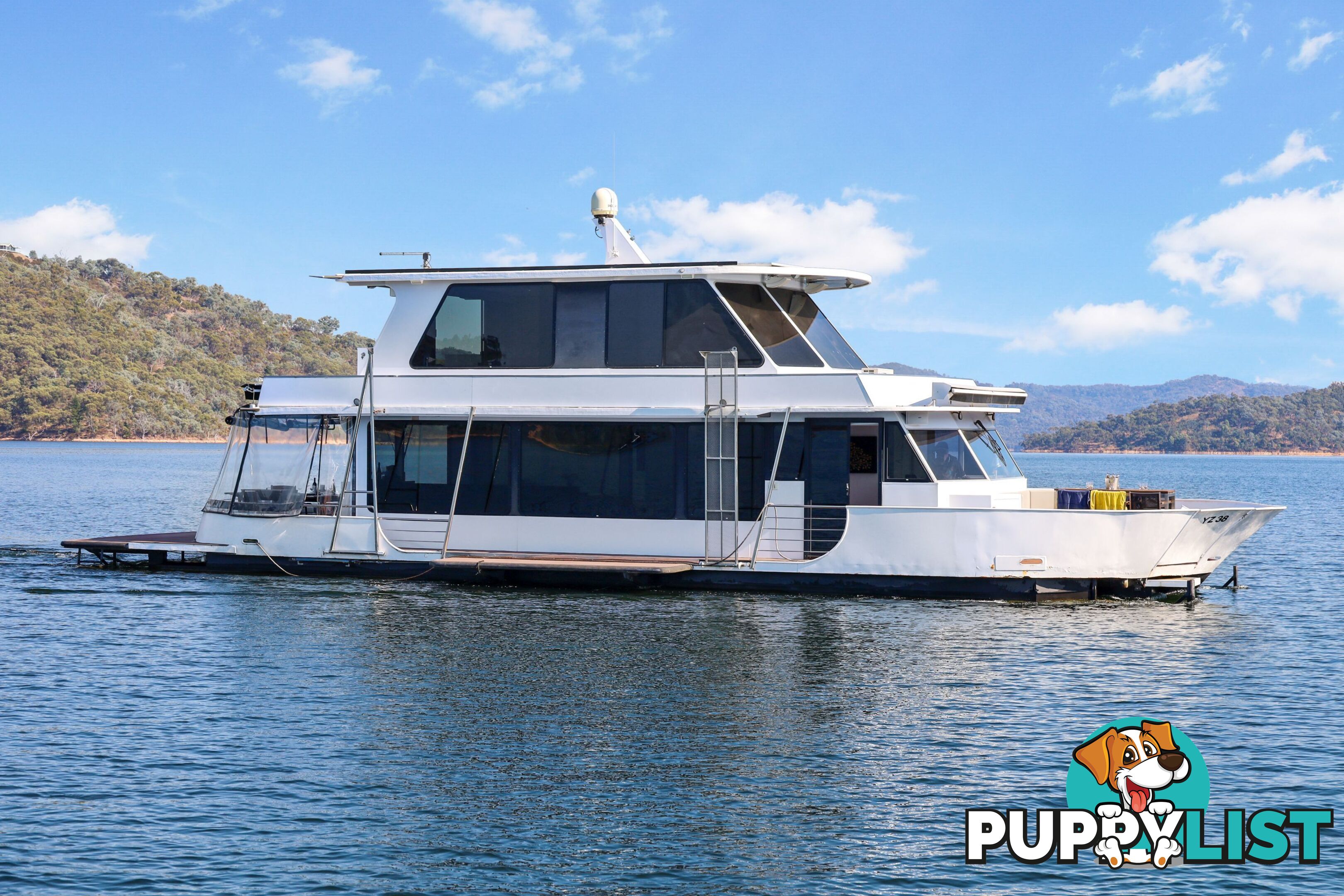 Sorrento Houseboat Holiday Home on Lake Eildon