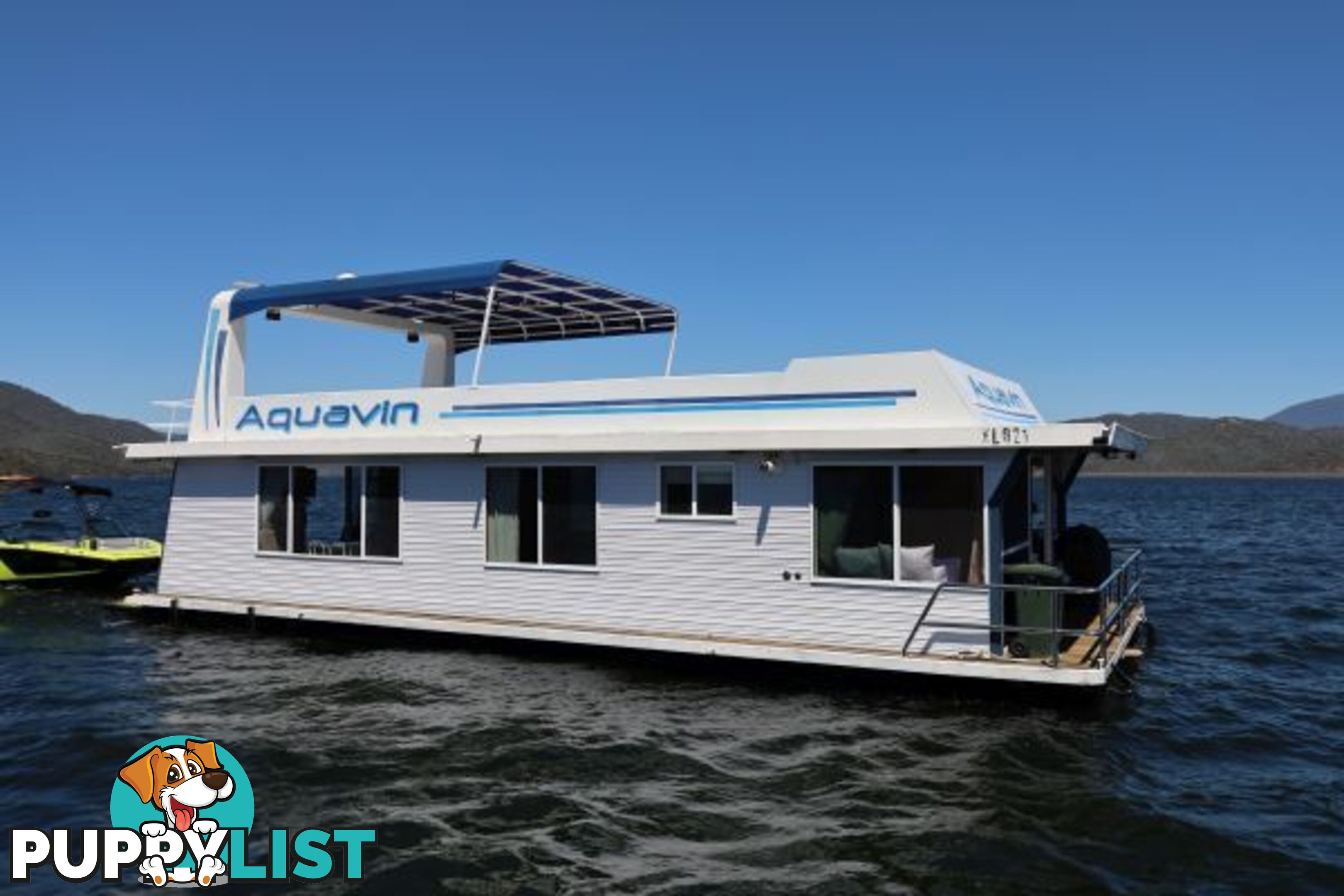 AQUAVIN Houseboat Holiday Home on Lake Eildon