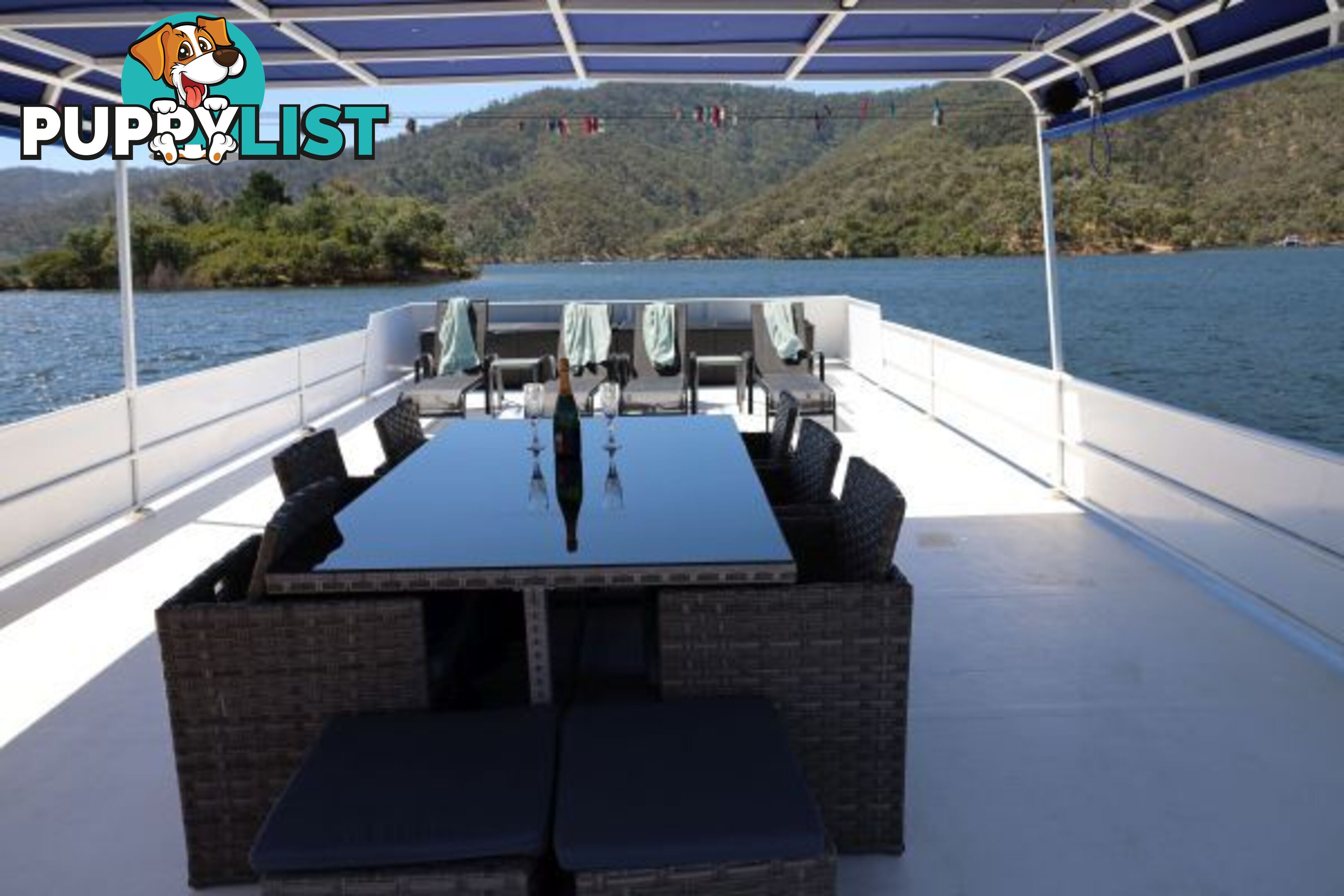 AQUAVIN Houseboat Holiday Home on Lake Eildon