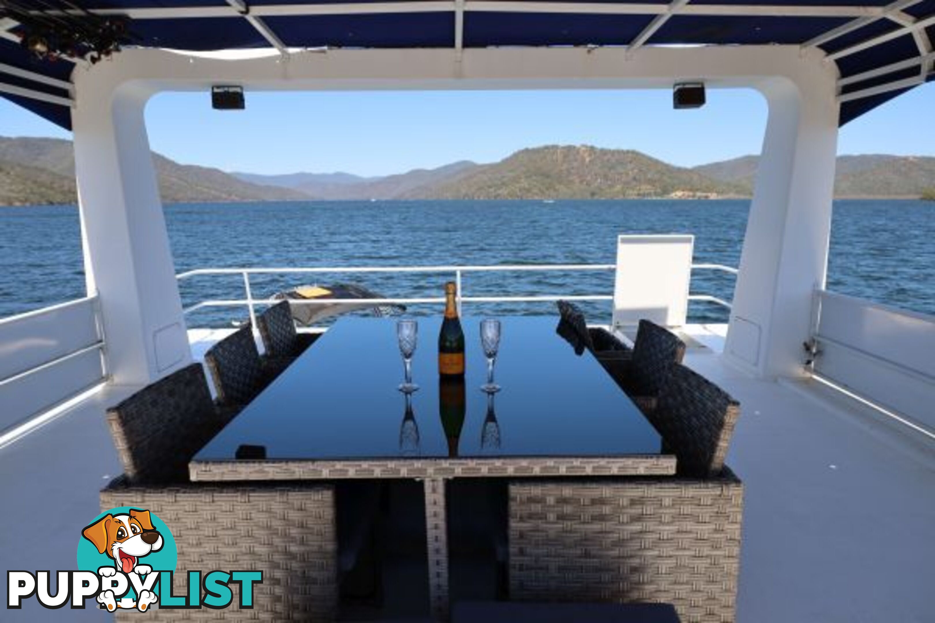 AQUAVIN Houseboat Holiday Home on Lake Eildon