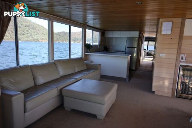 AQUAVIN Houseboat Holiday Home on Lake Eildon