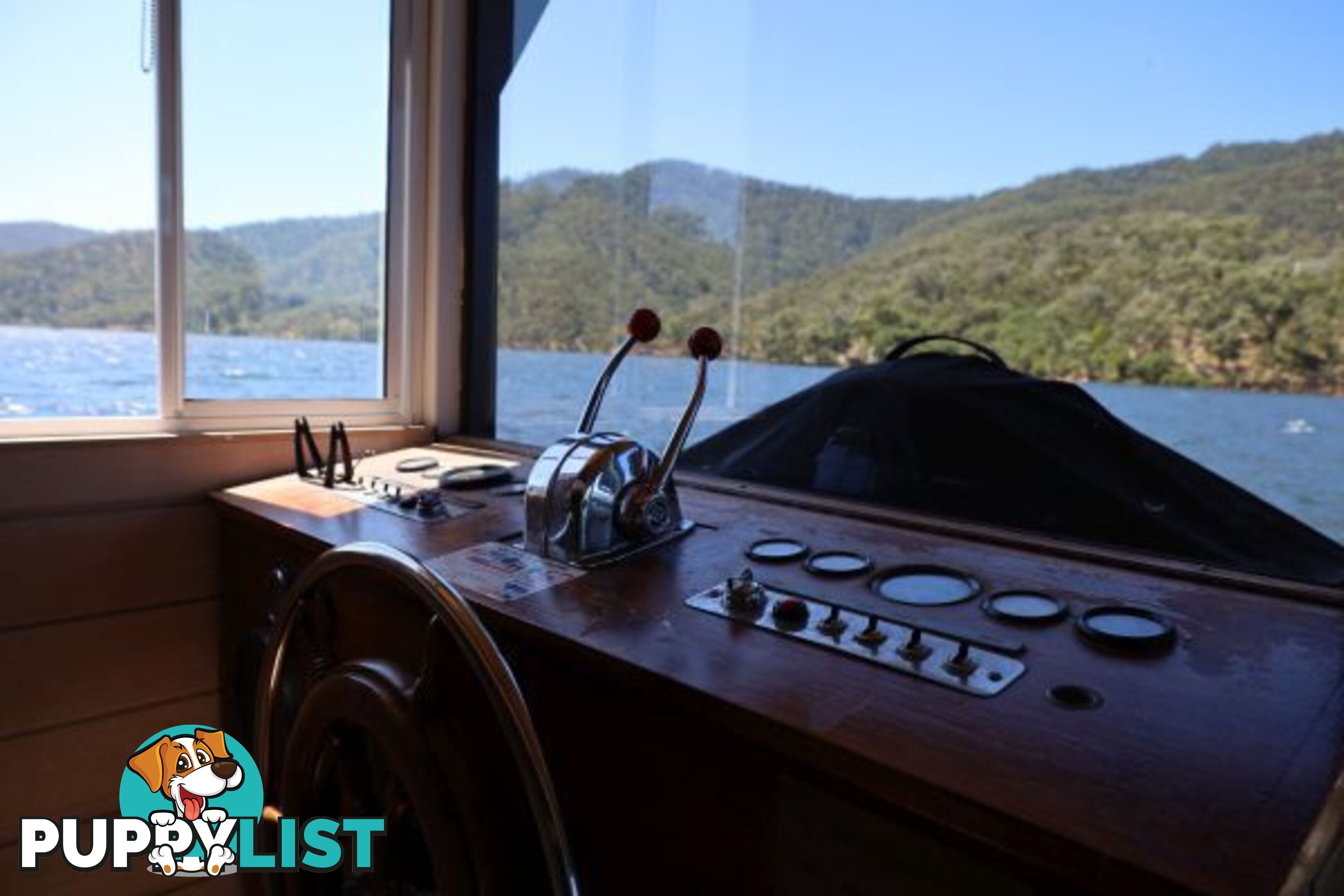 AQUAVIN Houseboat Holiday Home on Lake Eildon