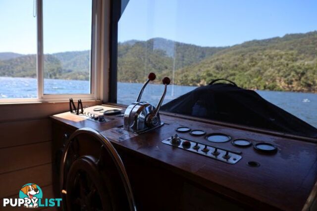 AQUAVIN Houseboat Holiday Home on Lake Eildon